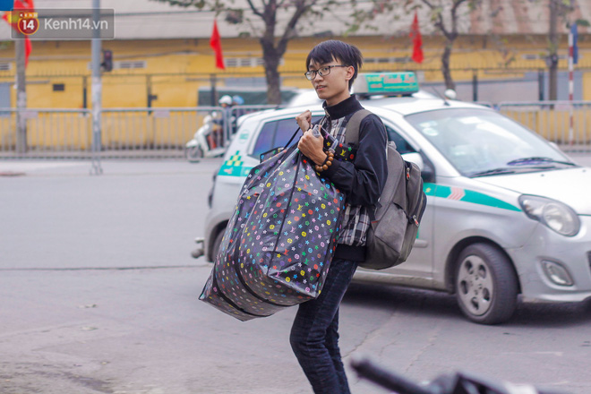 Chùm ảnh: Người dân lỉnh kỉnh đồ đạc tranh thủ quay lại Thủ đô sớm để nghỉ ngơi trước khi quay lại với guồng quay công việc